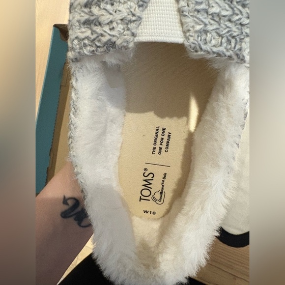 NEW IN BOX AND WITH TAG- Size 10 Woman’s - TOMS SWEATER KNIT STYLE shoes - Picture 4 of 7